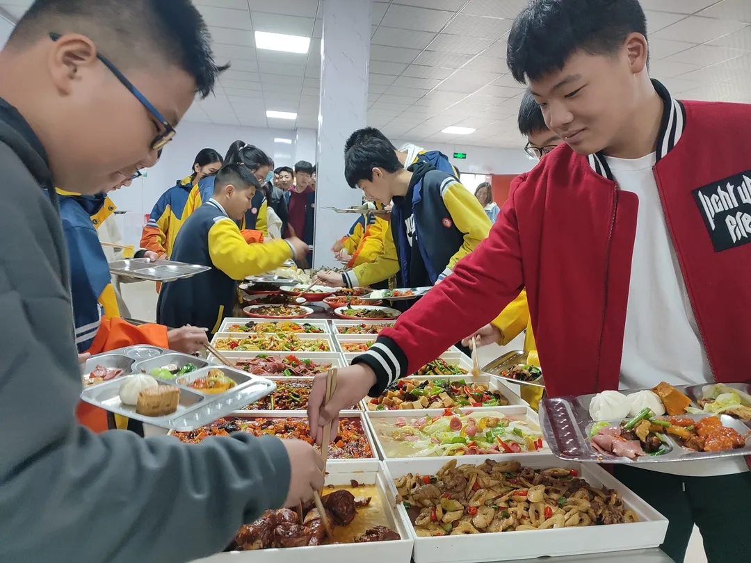 郑州国庆中学第一届伙委会成立暨美食品鉴活动